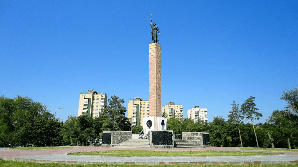 Площадь и памятник чекистам